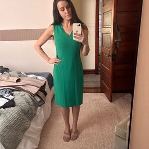 Fitted Size 2 Green Tahari V-Neck Sheath Dress - Classic Women's Dress